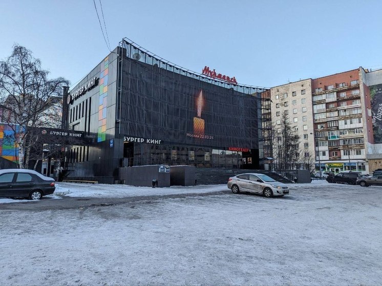 Мурманчане несут цветы в память о жертвах теракта в «Крокусе»