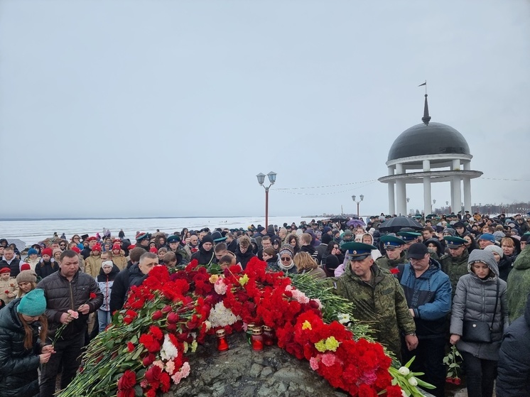 Сотни людей пришли к Камню скорби в Петрозаводске