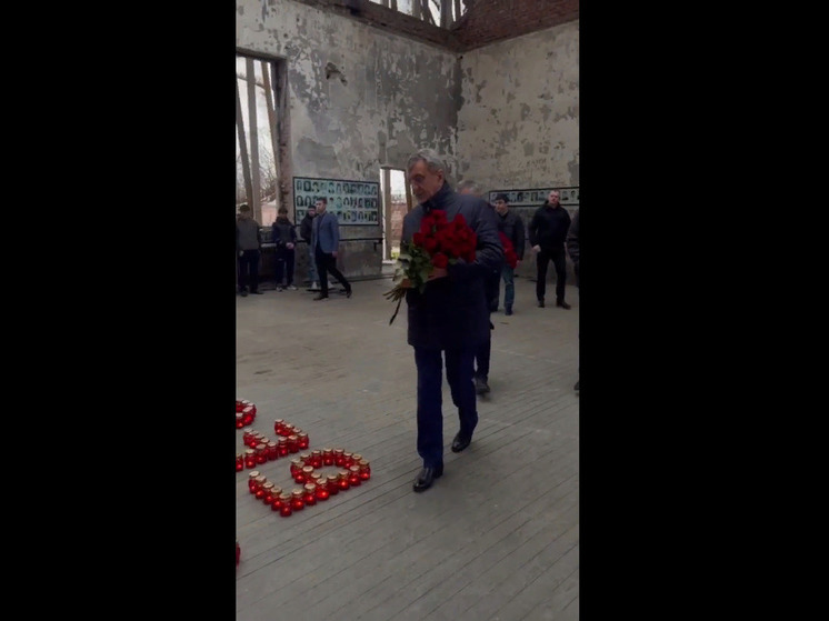 Глава Северной Осетии возложил цветы в школе Беслана