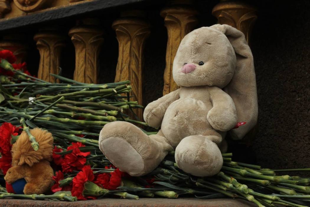 Детские игрушки и полные глаза слез: как Петербург скорбит по жертвам теракта в «Крокусе»