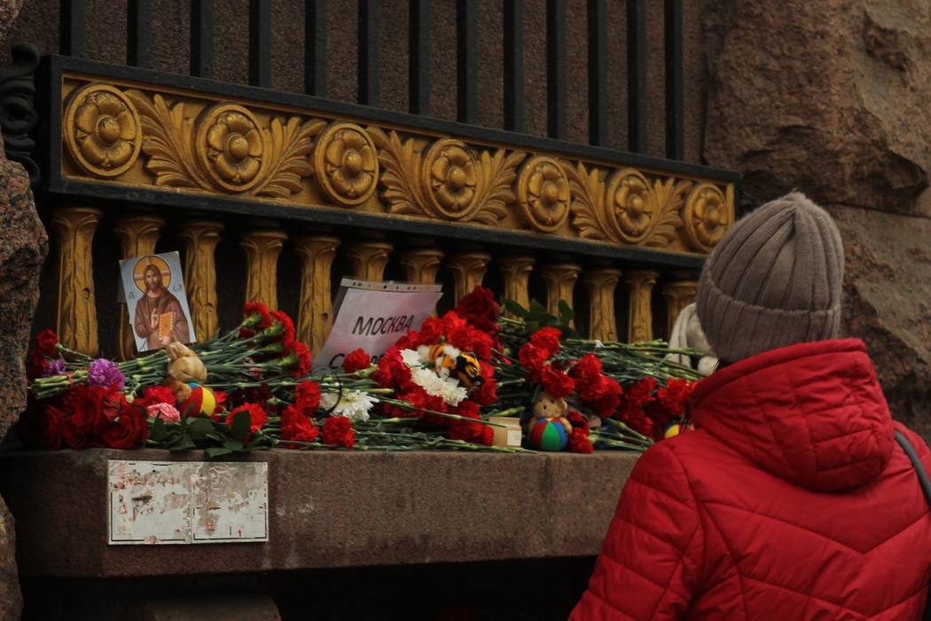 Детские игрушки и полные глаза слез: как Петербург скорбит по жертвам теракта в 