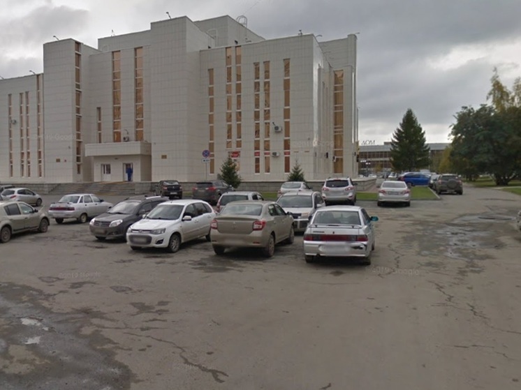 Стихийный мемориал возник возле Курганской филармонии