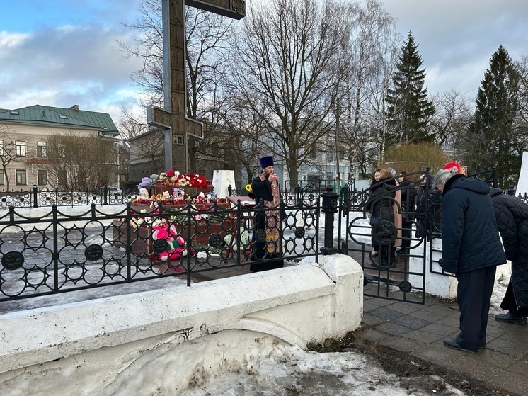 Заупокойные службы пройдут у стихийного мемориала в Вологде в память о погибших