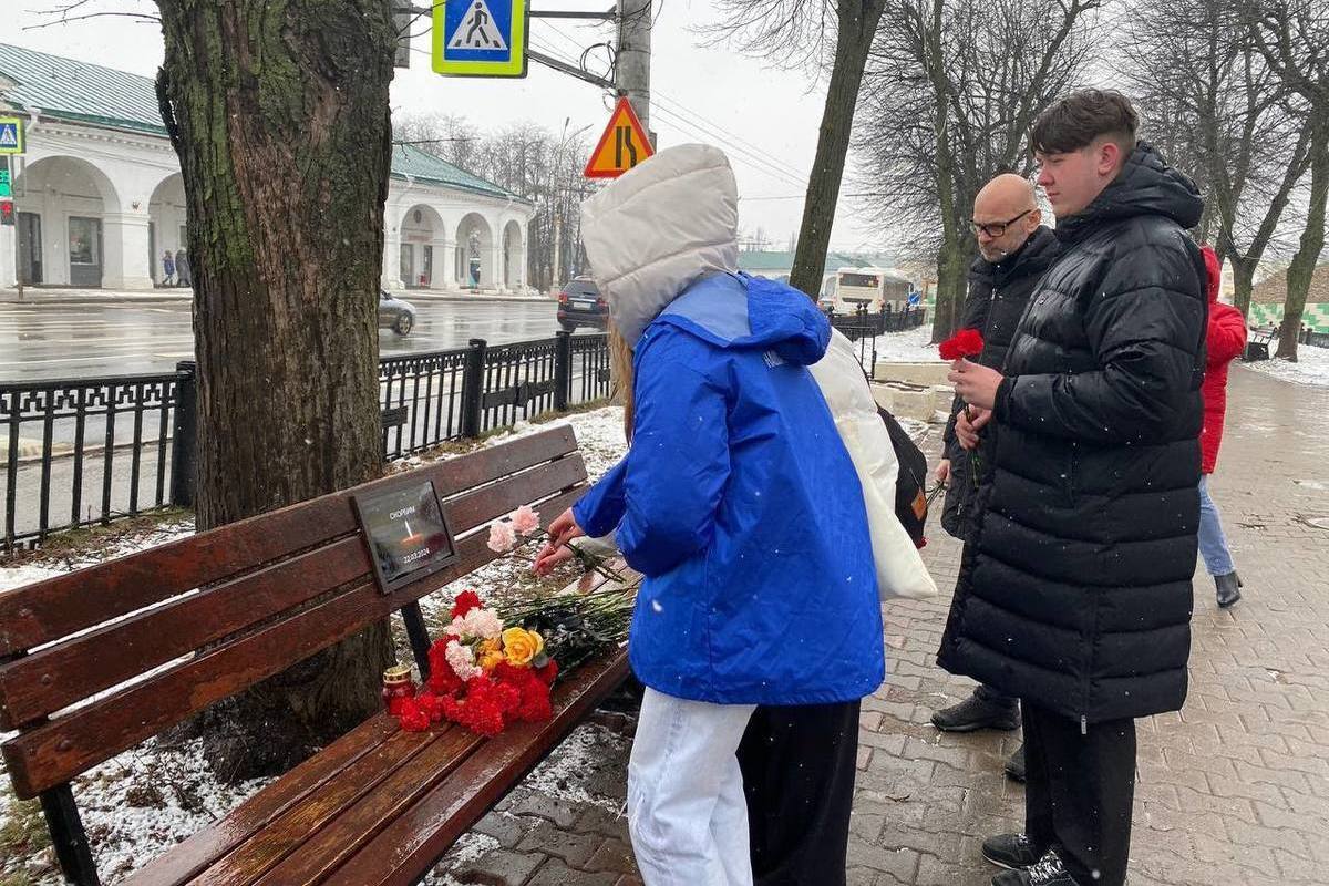 В Костроме горожане несут цветы в Боткинский сквер в память о погибших