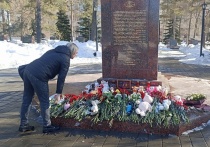Жители Оренбургской области несут цветы и игрушки к импровизированным мемориалам
