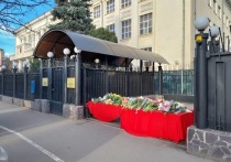 Жители Киргизии после теракта в "Крокус Сити Холле" несут цветы к посольству России в Бишкеке и зданию консульства в Оше, сообщает "МК-Азия"