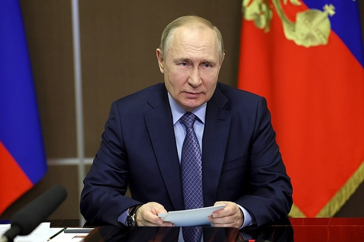 Putin signed a law obliging schools to display the Russian flag at all times