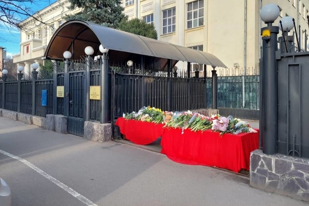 Residents of Kyrgyzstan bring flowers to Russian diplomatic institutions
