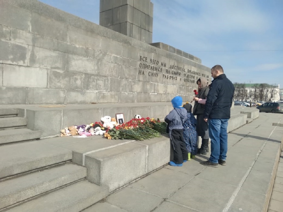 Стихийный мемориал появился в Екатеринбурге после теракта в «Крокус Сити Холле»