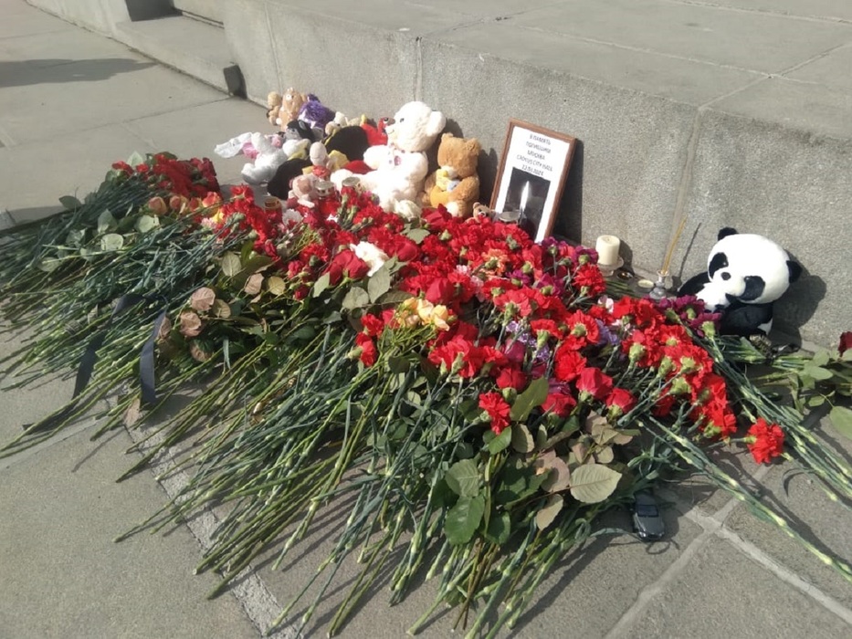 Стихийный мемориал появился в Екатеринбурге после теракта в «Крокус Сити Холле»