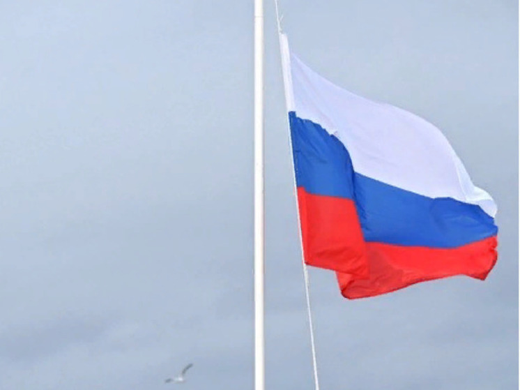 В Туле на площади Ленина в знак траура приспустили флаг России