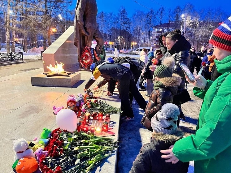 В Башкирии люди несут цветы к стихийным мемориалам памяти жертв теракта