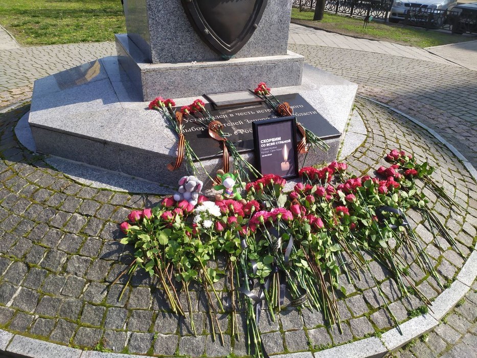 Spontaneous memorials in Melitopol in memory of those killed in 