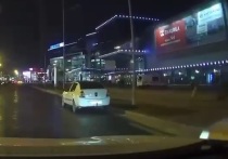 Обнародовано видео из проезжающего мимо "Крокус Сити Холла" автомобиля, в котором две девушки обсуждают увиденных мужчин в камуфляже с автоматами