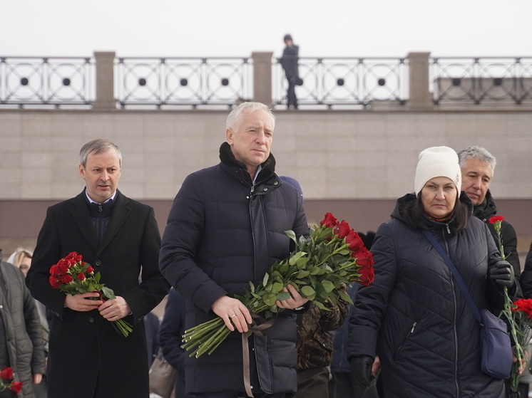 Глава Томской области возложил цветы в память о погибших при теракте