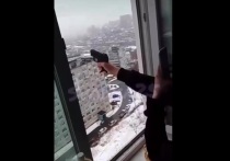 Как сообщили в УМВД России по Приморскому краю, сейчас идет проверка инцидента, когда девушка, жительница многоэтажного дома на Некрасовской произвела выстрел в открытое окно, записала это на видео и выложила в сеть