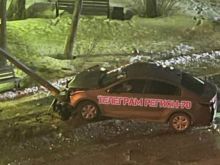 Автомобиль ночью врезался в столб на улице Вокзальной в Томске