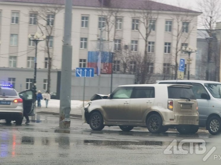 В Южно-Сахалинске хэтчбек врезался в столб