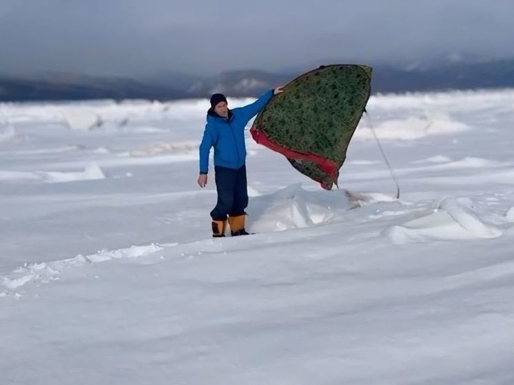 На льду в районе Жуковки нашли оставленные рыбацкие вещи