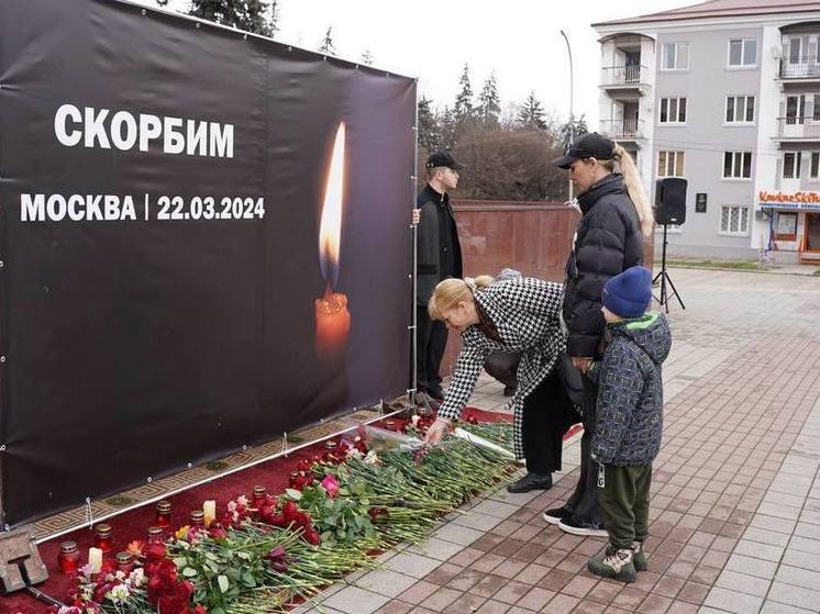 Жители Нальчика несут цветы к стихийному мемориалу в память о погибших в «Крокусе»
