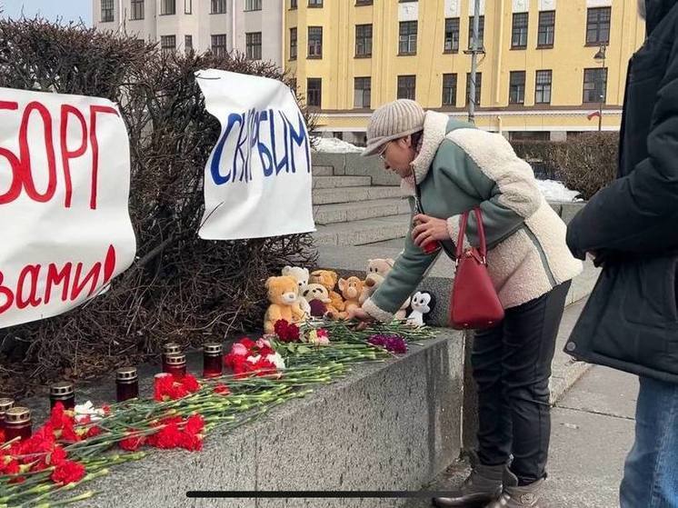 Ленинградцы присоединились к трауру по погибшим в «Крокусе»