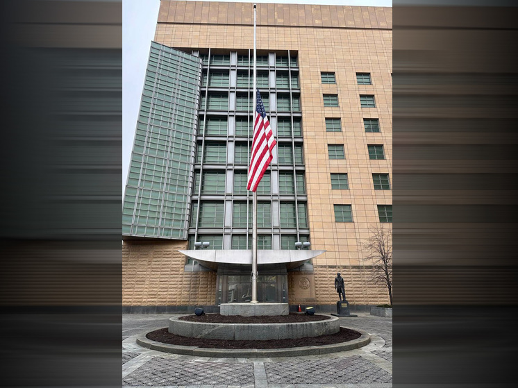 Посольство США в Москве в день траура приспустило флаг после теракта в "Крокусе"