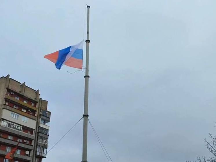 В Херсонской области приспустили флаги в День общенационального траура