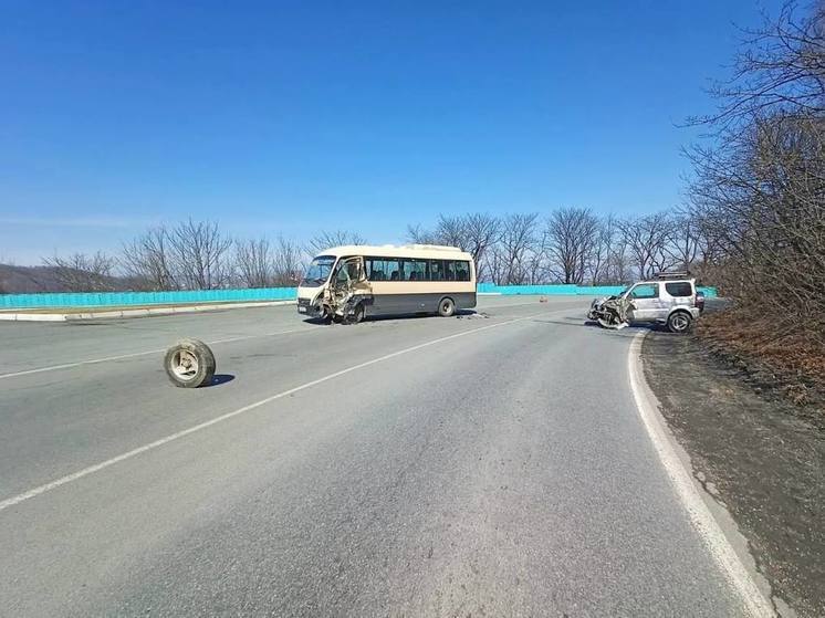 В Находке пассажирский автобус столкнулся с джипом