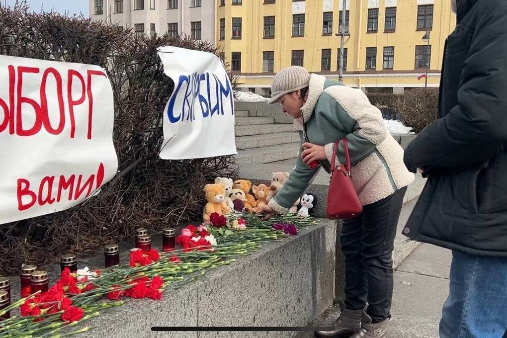 Траур по погибшим в крокусе