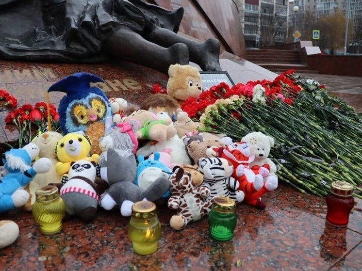 Жители Курска продолжают нести цветы и игрушки к стихийным мемориалам