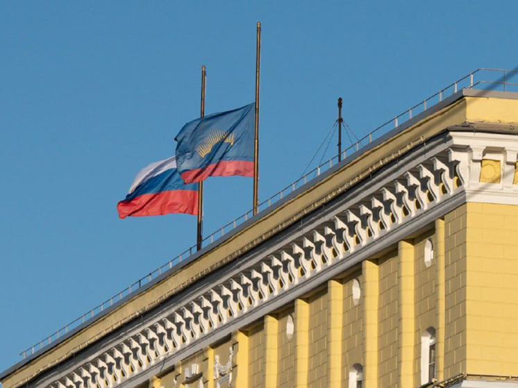 На здании правительства Мурманской области приспустили флаги