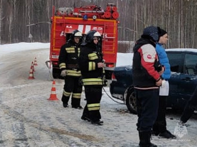 Седельный тягач попал в ДТП на свердловской трассе, есть пострадавший