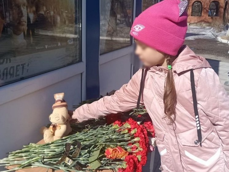 В Приморье люди продолжают возлагать цветы в память о погибших в Подмосковье