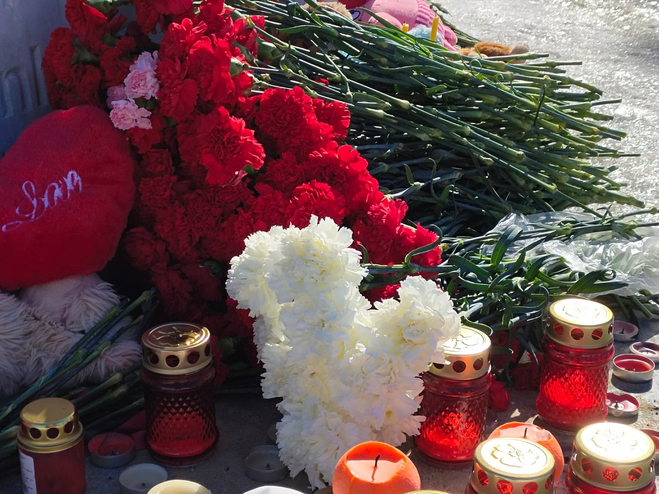 Омичи несут цветы и игрушки в память о погибших во время теракта в Crocus City Hall: кадры траурной акции  