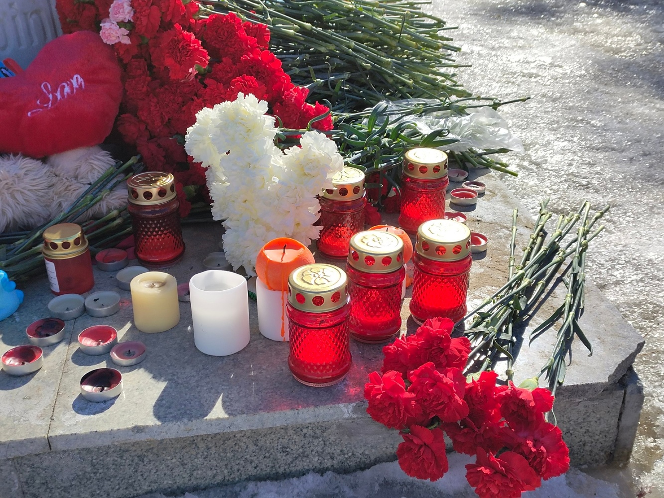 Омичи несут цветы и игрушки в память о погибших во время теракта в Crocus City Hall: кадры траурной акции  