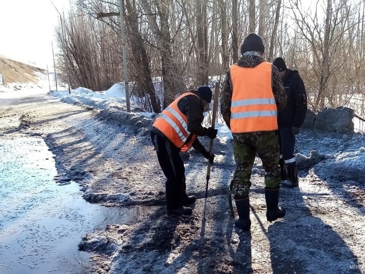 В Алтайском крае за сутки вывезли сотни кубических метров снега