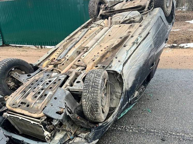 В Валдае на дороге перевернулся автомобиль