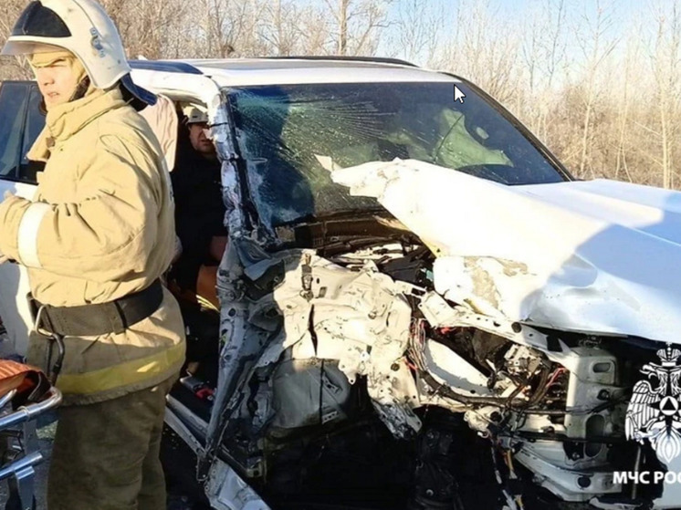 В Новоорском районе столкнулись три машины: скорая помощь, грузовик и легковой автомобиль