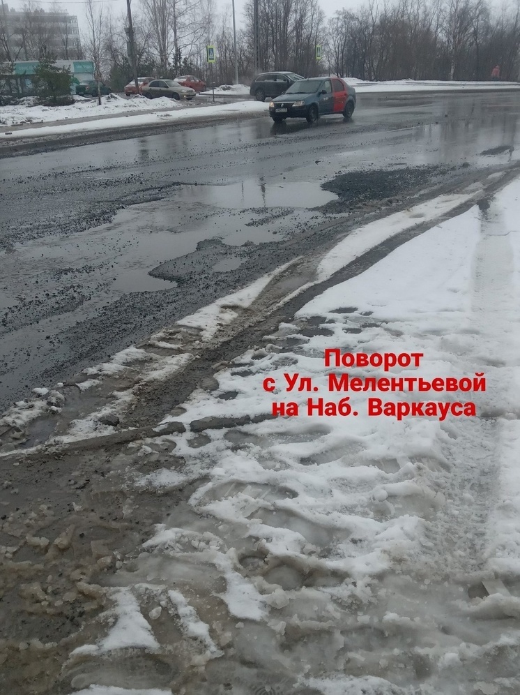 Пассажиры троллейбуса в Петрозаводске опасаются, что он упадет набок из-за ямы