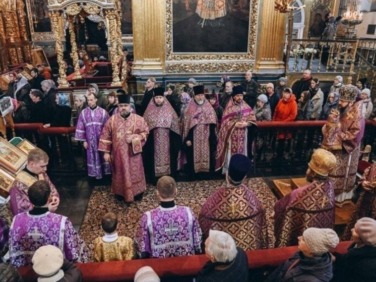 Митрополит Смоленский и Дорогобужский Исидор совершил Божественную литургию в Свято-Успенском кафедральном соборе Смоленска
