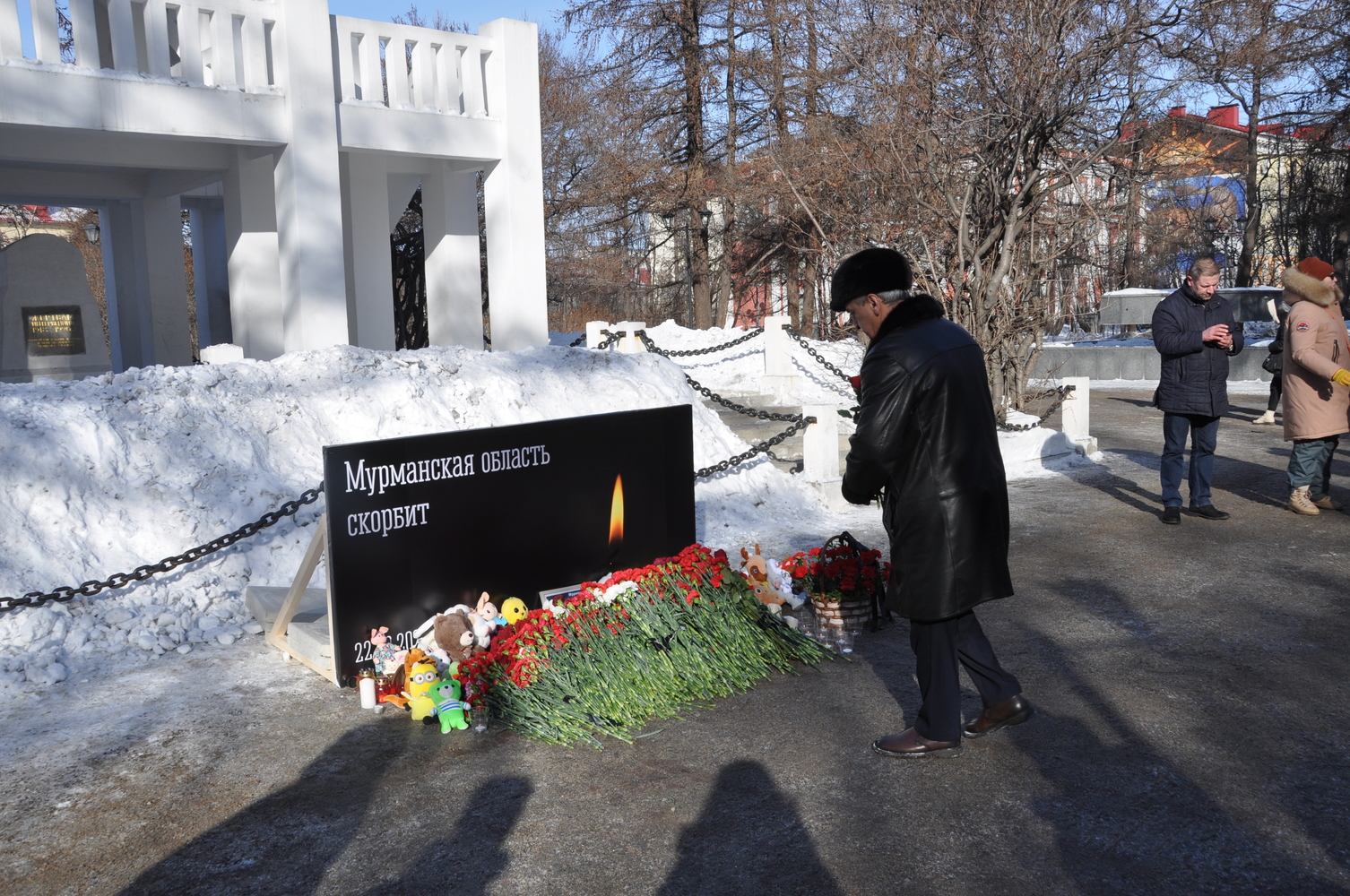 Мурманчане несут цветы к стихийному мемориалу погибшим при теракте в  «Крокусе»