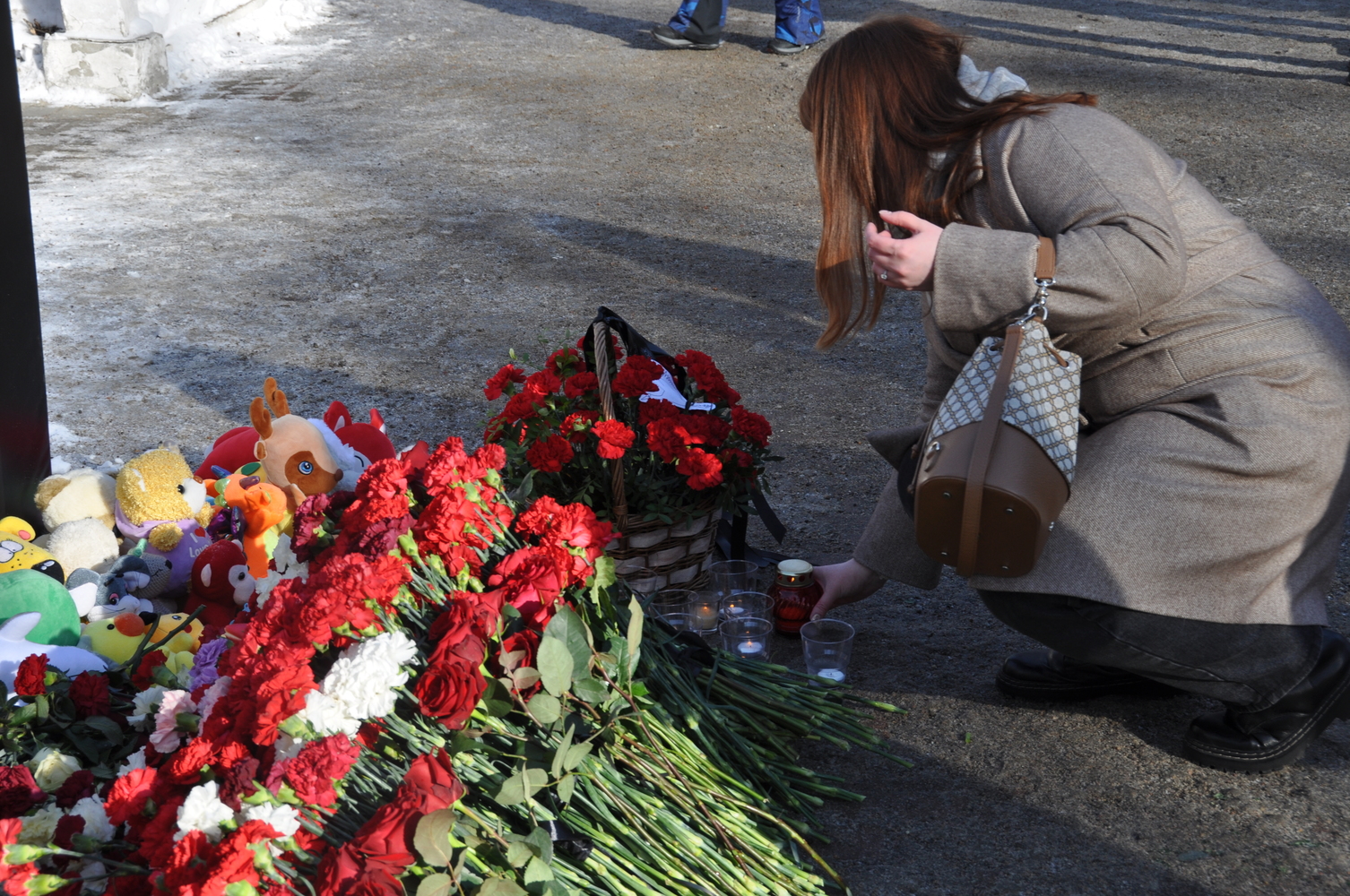 Мурманчане несут цветы к стихийному мемориалу погибшим при теракте в «Крокусе» 