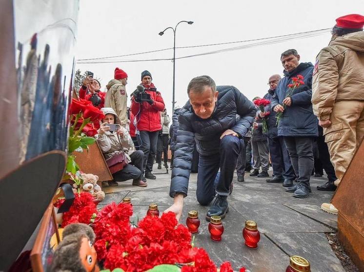 Дрозденко почтил память погибших в теракте в «Крокусе» на Румболовской горе