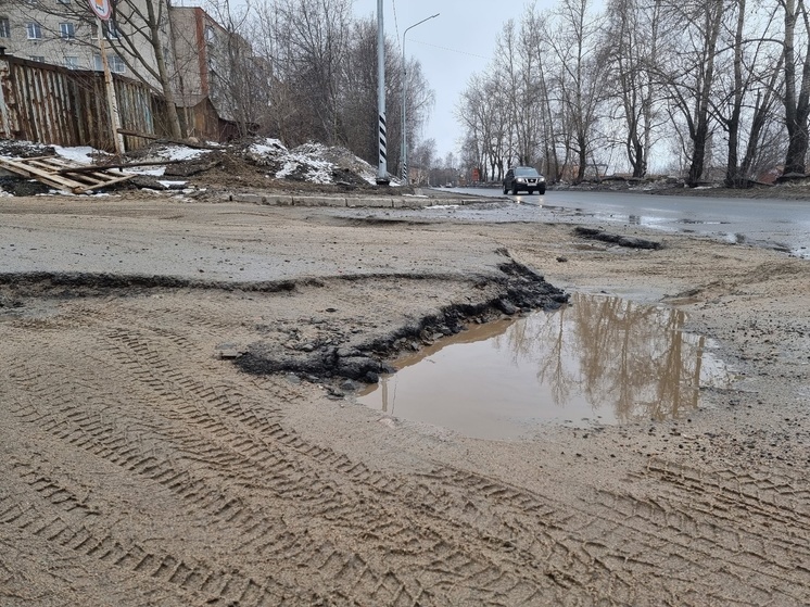 Водителей Петрозаводска предупредили об опасной яме, где можно убить машину
