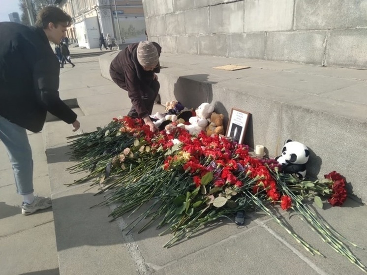 Свердловчане создают стихийные мемориалы в память о жертвах в «Крокус Сити Холл»
