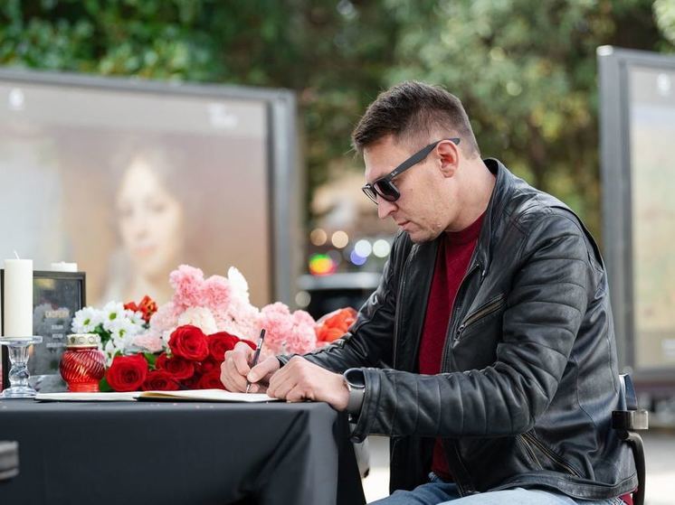 В «Сириусе» в день траура по погибшим в «Крокус Сити Холле» люди по-прежнему несут цветы к стихийному мемориалу