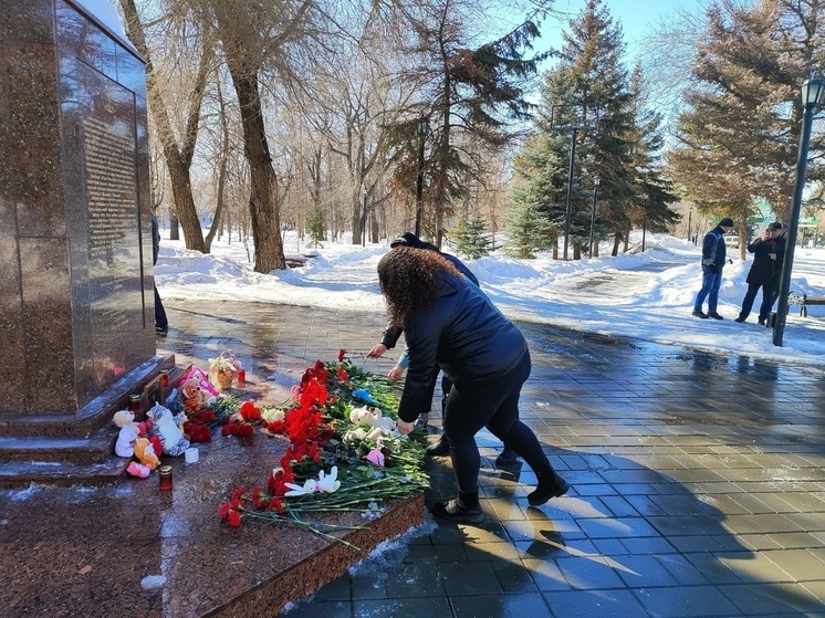 В Оренбурге сотрудники соцзащиты возложили цветы к  стеле "Ангел Мира"