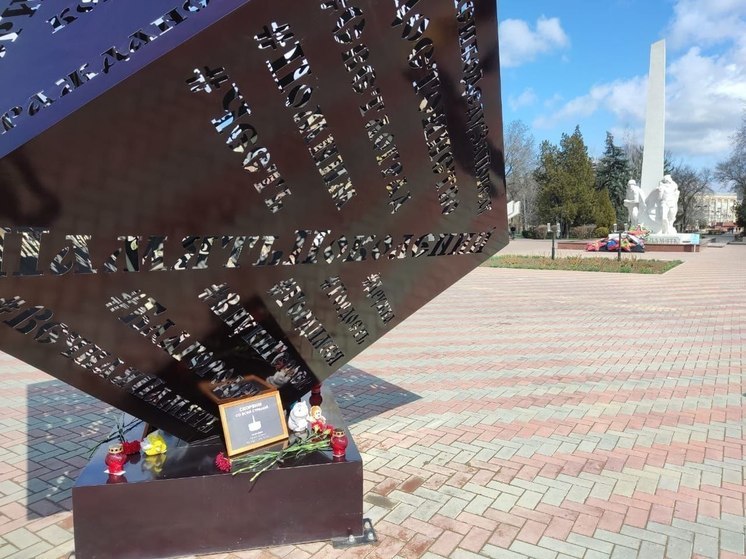 Жители Светлограда несут цветы в память о погибших в теракте в «Крокусе»