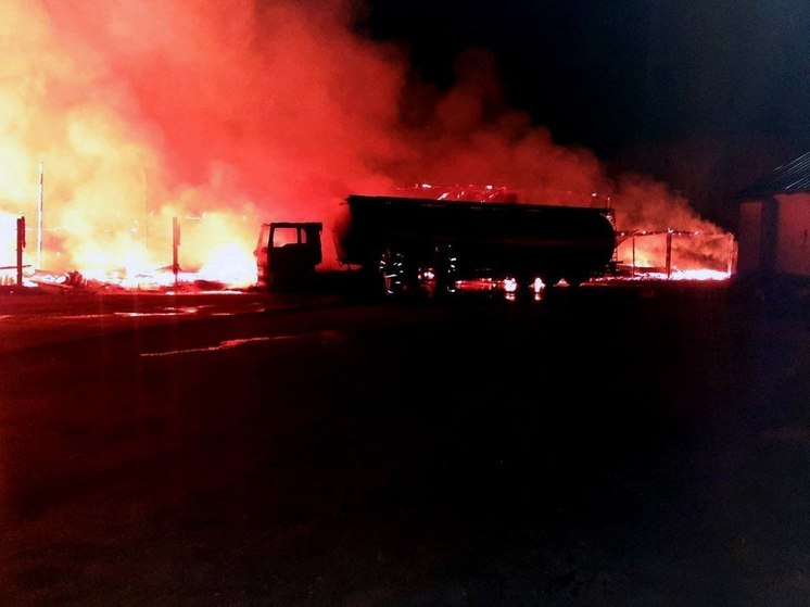 В курском селе Коровяковка после атаки БПЛА сгорели спиртовоз и зернохранилище
