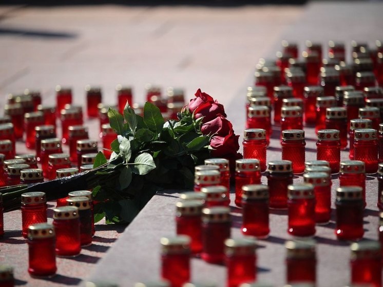 Астраханцы несут цветы и игрушки в память о жертвах теракта в ТЦ «Крокус»